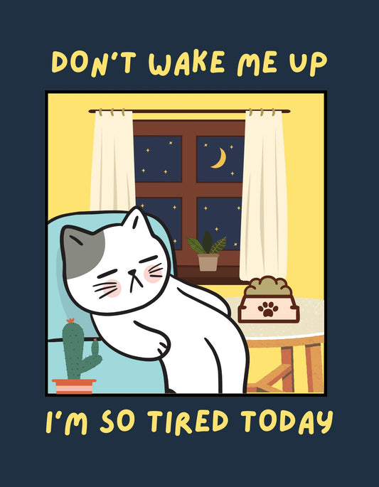Egy békés alvó macska látható az ablak mellett, a szöveg "Ne ébressz fel" és "Ma olyan fáradt vagyok" üzenetet hordozza. 