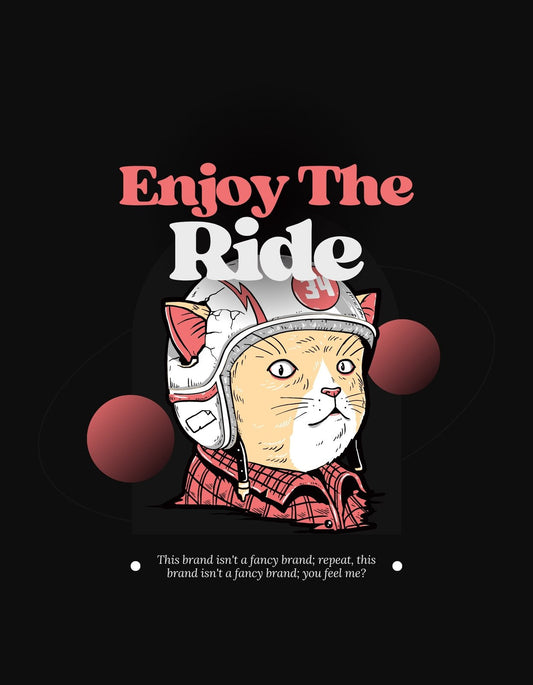 A képen egy menő macska látható motoros sisakban és piros kockás ingben, "Enjoy The Ride" felirattal, ami a laza és kalandvágyó életérzést sugározza. 