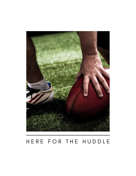 Az izgalom pillanatait megörökítő képen egy amerikaifutball-labda látható a zöld pályán, melyet egy játékos kéz érint meg, valamint az őt körülvevő sportcipő részlete. 
