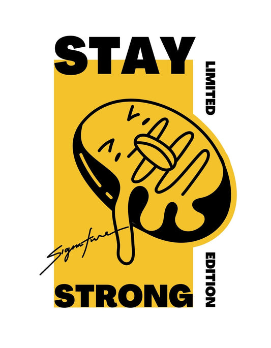 Egy merész, sárga háttérrel rendelkező dizájn, amelyen egy csepegő festékcsík látható, "STAY STRONG" felirattal és egy különleges aláírással. 