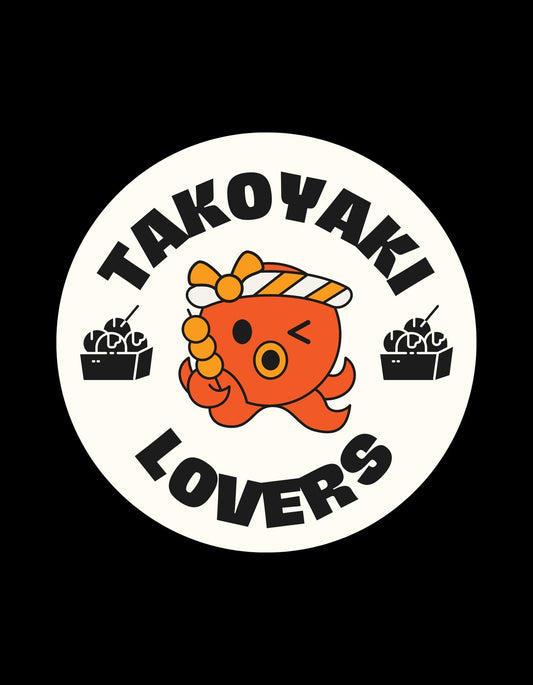 Egy mosolygó, polip formájú karakter, sapkával a fején, körülötte a "TAKOYAKI LOVERS" felirat látható. A kör alakú logó alján két takoyaki tálca helyezkedik el aranyosan. 