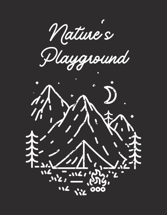 Egy letisztult hegyi tájat ábrázoló grafika látható, amely egy sátrat, fákat és egy tábortüzet mutat egy csillagos éjszakán, az "Nature's Playground" felirattal díszítve. 