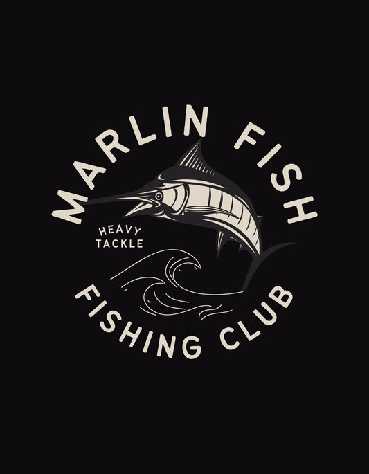 Egy stílusos marlin hal ábrázolása, mely éppen kiugrik a vízből, körülvéve elegáns hullámokkal és a "Marlin Fish Fishing Club Heavy Tackle" felirattal. 