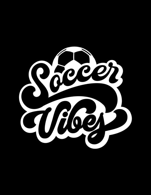 Egy stilizált labda felett elegáns, hullámos betűtípussal írva áll a "Soccer Vibes" szöveg, mely az igazi futballhangulatot idézi fel. 