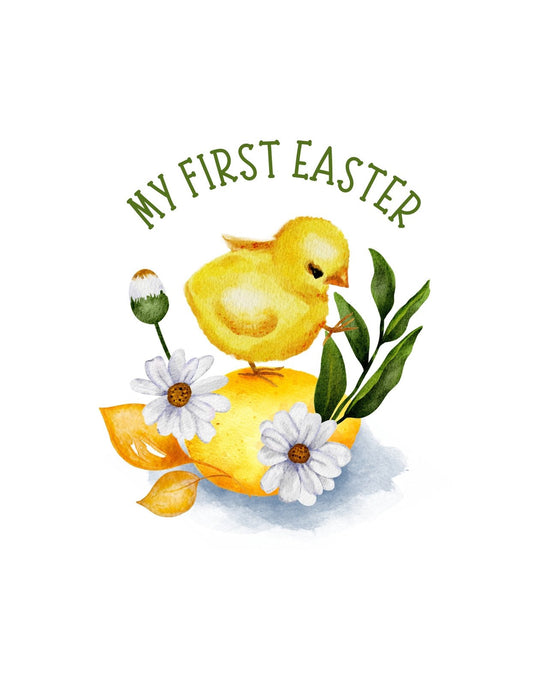 Egy aranyos sárga kiscsibe ül egy tojáson, melyet vidám színű virágok és levelek díszítenek. A design felett "My First Easter" felirat olvasható. 