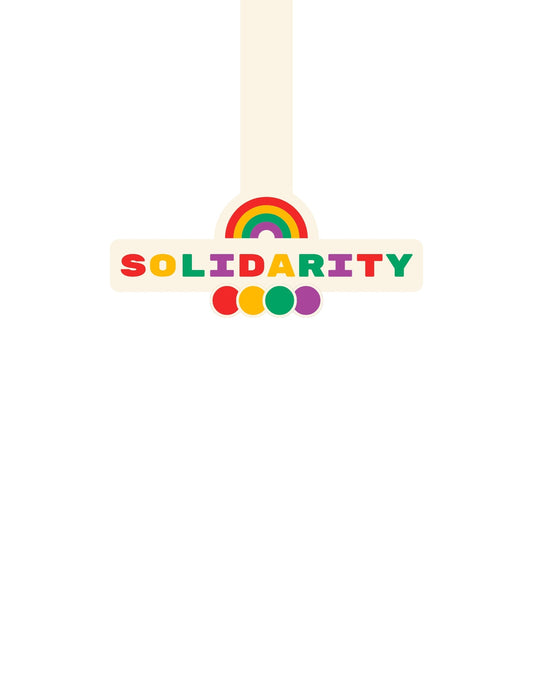 Színes szivárvány és "SOLIDARITY" felirat jelenik meg az ábrán, az összetartozás és egyenlőség jegyében. Kerek formák és meleg színek hívják fel a figyelmet a közösségi támogatás fontosságára. 