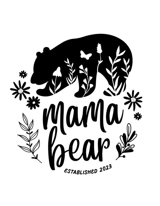 Egy medve sziluettjét látjuk, melyet virágok, lepkék és növények mintái töltik ki, alul a "mama bear" felirat áll 2023-as évszámmal.