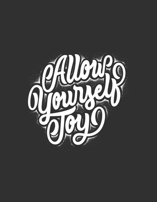 Az önfeledtség üzenetét hordozó, fehér és szürke árnyalatokkal díszített design. A középpontban a kecses betűtípusban megformált "Allow Yourself Joy" szöveget láthatjuk, amely önbizalmat és derűt áraszt. 