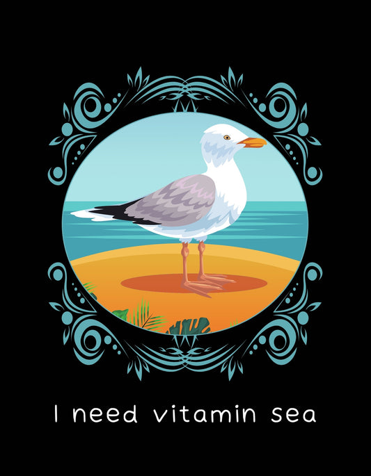 Egy tengerparti jelenetet ábrázoló nyomtatás, központi elemként egy sirály áll egy homokbuckán, melyet elegáns, díszített keret fog körül. A kép alján a "I need vitamin sea" felirat olvasható, ami játékosan utal a tengerparti hangulatra és a D-vitaminra. 