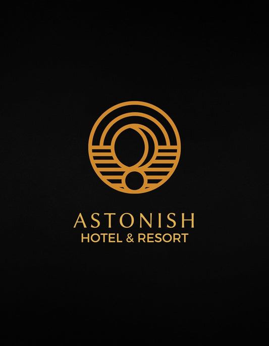 Fekete alapon aranyló, kör alakú embléma, melyben egy naplementét idéző grafika és az "ASTONISH HOTEL & RESORT" felirat látható. 