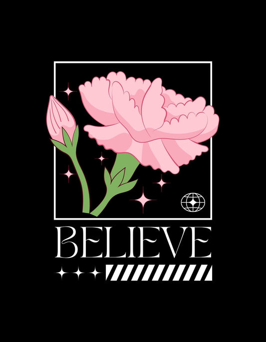  Lendületes és inspiráló, egy stilizált rózsaszín virág látható a képen, melynek alatt a "BELIEVE" szó áll, jelezve a bátorságot és az optimizmust. 