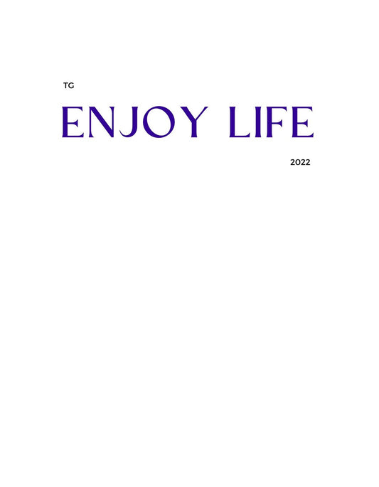 A képen az "ENJOY LIFE" szöveg látható nagy kék betűkkel, alatta kisebb betűmérettel szerepel az évszám, 2022.