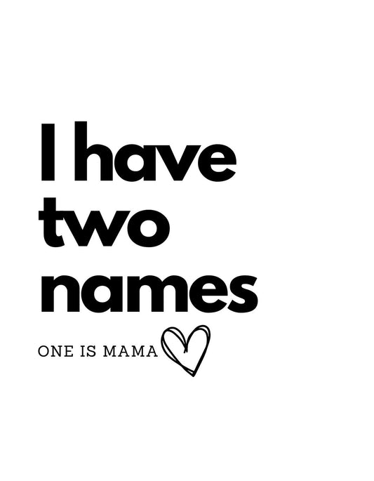 Egy szeretetteljes dizájnnal ellátott kép, melyen a „I have two names ONE IS MAMA” szöveg, és egy szívjel található, kihangsúlyozva az anyaság fontosságát és örömét. 