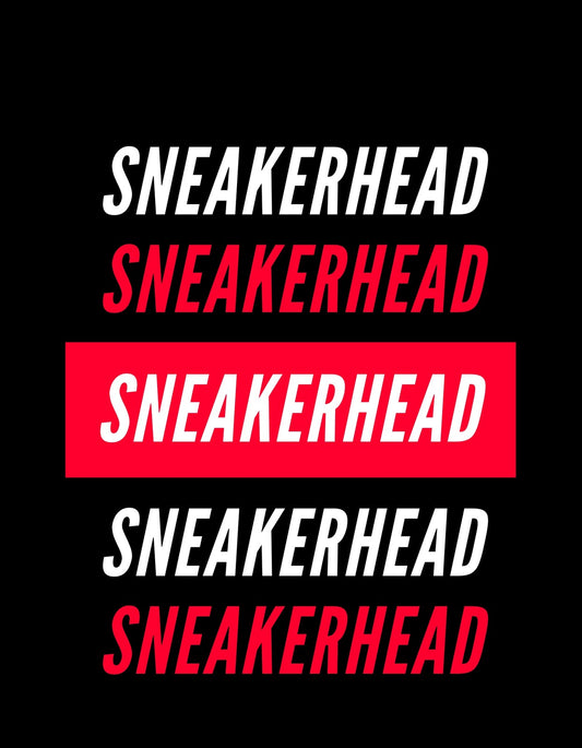 A képen a "SNEAKERHEAD" szó többször ismétlődve jelenik meg fekete háttérrel, fehér és piros színekben, dinamikus és trendi kialakításban. 