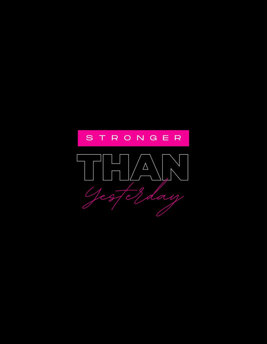 Egy motiváló üzenet díszeleg a képen "STRONGER THAN Yesterday" felirattal, ami a fejlődés és az előre haladás fontosságát hangsúlyozza. A design egyszerű, mégis hatásos, fehér és rózsaszín betűkkel egy sötét háttérrel. 