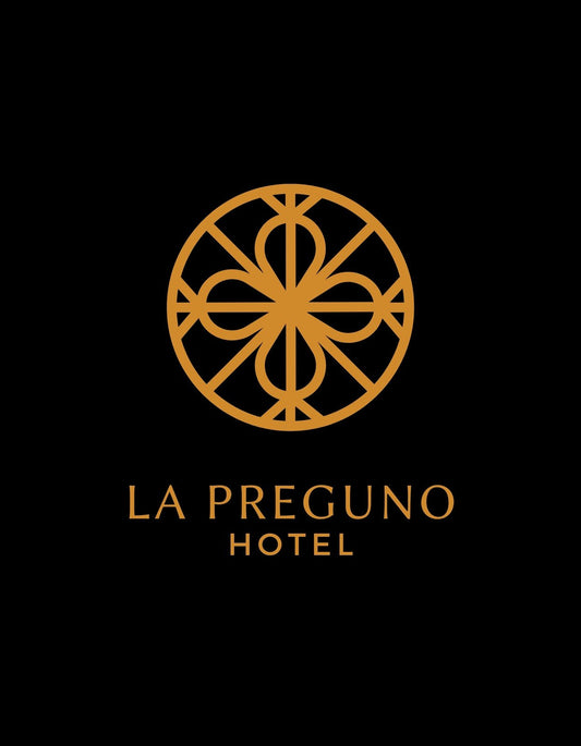 Egy elegáns, aranyszínü logó, ami egy bonyolult, geometrikus mintát ábrázol fekete hátteren, alatta a "La Preguno Hotel" felirattal. 
