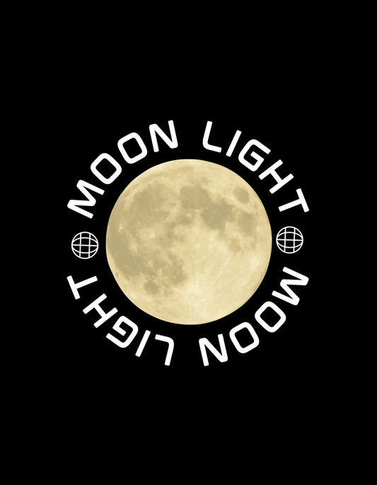 Egy teljes holdat ábrázoló grafika, melyet a "MOON LIGHT" felirat vesz körül sötét háttér előtt, elegáns és misztikus hatást keltve. 