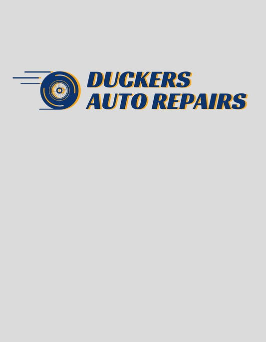 Egy kerék és az "DUCKERS AUTO REPAIRS" felirat látható dinamikus tervezéssel, amely sebességet és precíziós járműjavítást sugall. 