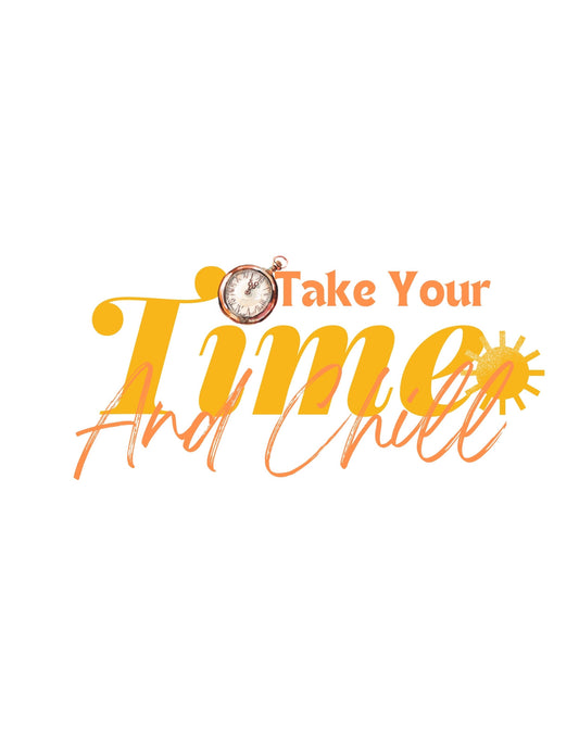 Egy órát és a napot ábrázoló, "Take Your Time And Chill" felirattal díszített inspiráló dizájn. A szöveg modern, lazításra hangoló betűtípussal készült, ami nyugodt és pihentető hangulatot áraszt. 