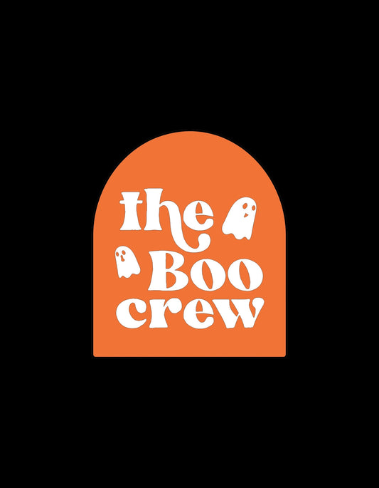 Egy vidám, szellemes grafikával ellátott dizájn, melyben három aranyos kis szellem bujkál a "The Boo Crew" felirat körül, narancssárga háttérrel. 