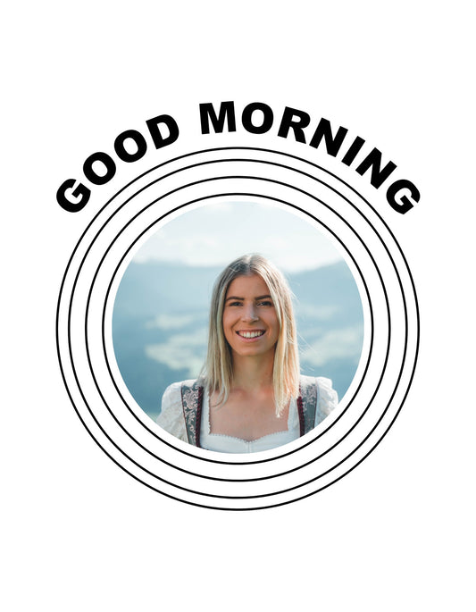 Egy mosolygó hölgy arcképe több koncentrikus kör közepén, a legfelső íven a "GOOD MORNING" felirattal. 