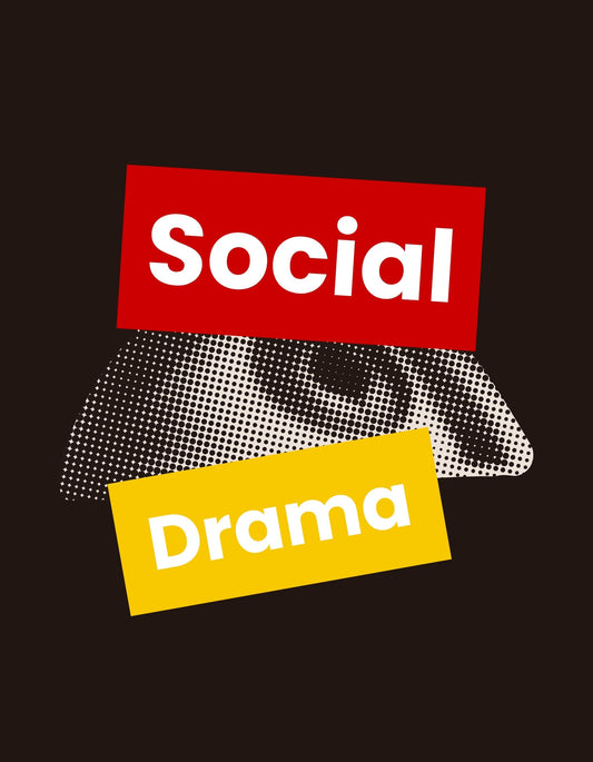 Egy merész és kifejező dizájn, amely a "Social" szót mutatja piros színben, míg a "Drama" szó sárga alapon helyezkedik el, mindezt egy modern és dinamikus pontozott háttérrel. 