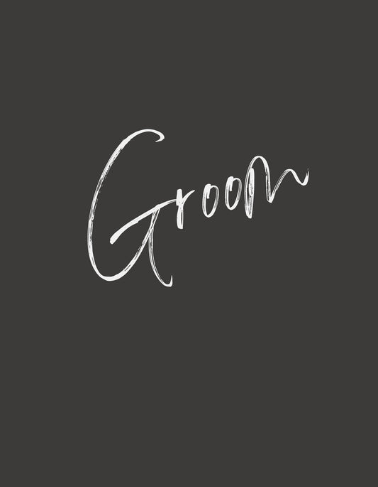 Egy egyszerű, mégis stílusos fekete alapon, fehér betűkkel írt "Groom" szöveg látható, ami elegáns, kézzel írt betűtípusban van megjelenítve. A dizájn letisztult és modern, tökéletes választás lenne egy esküvői eseményre vagy legénybúcsúra. 