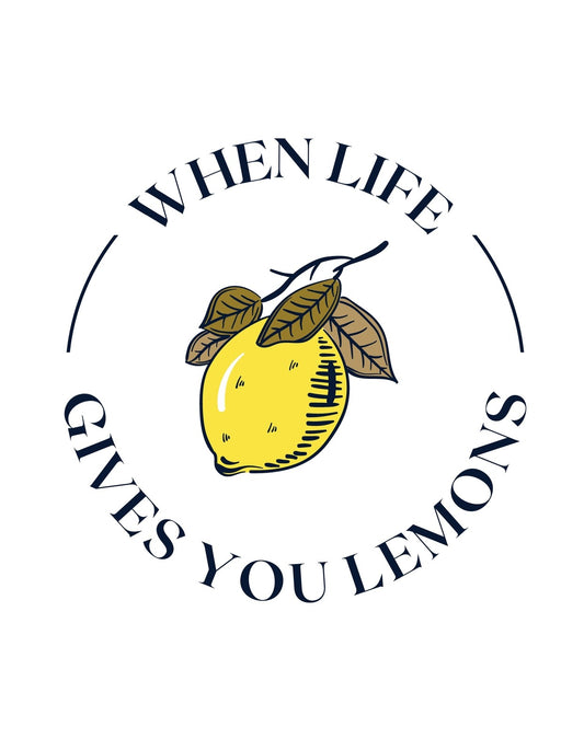 Egy vidám citrom ábrázolása kör alakzatban, körülötte az angol nyelvű "WHEN LIFE GIVES YOU LEMONS" felirat található. 