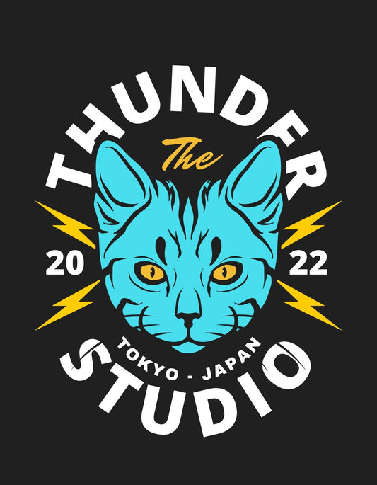 Egy stilizált kék macskafej dominál a képen, sárga villámokkal és fehér, illetve sárga szöveggel körülvéve, amely a "Thunder Studio Tokyo, Japan 2022" feliratot formázza.