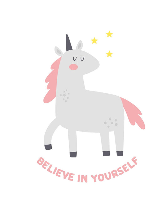 Egy mosolygó egyszarvút ábrázoló kedves és inspiráló tervezet, amely csillagokkal és a "Believe in yourself" felirattal ösztönöz az önbizalomra és pozitivitásra. Színeiben visszafogott, könnyed és bájos. 