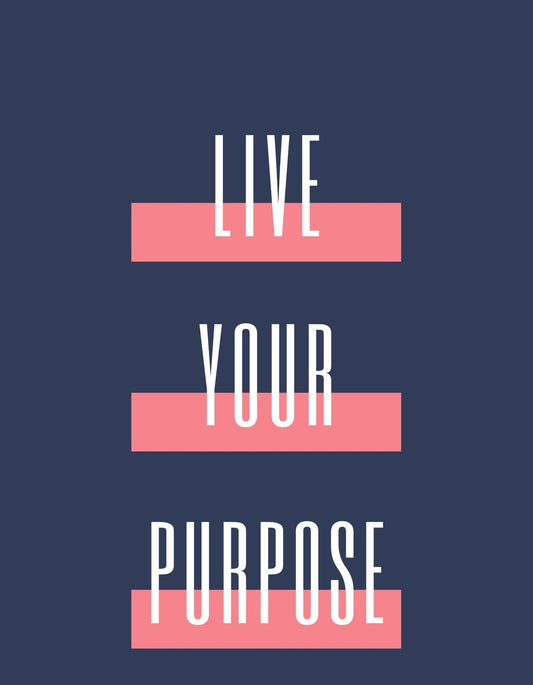 Ez az inspiráló dizájn a "Live Your Purpose" felirattal arra buzdít, hogy kövesd a sorsodat és élj céltudatosan. A letisztult betűtípus és a melegszínű háttér kiemeli az üzenet fontosságát. 
