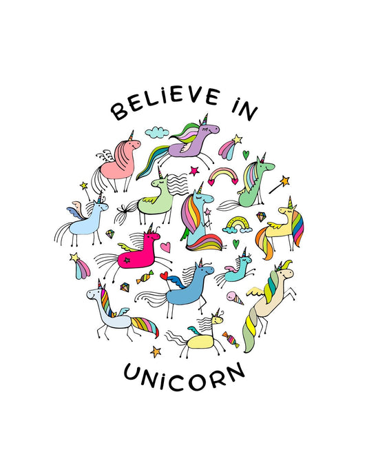 A képen színes unikornisok egy vidám és varázslatos körben vannak ábrázolva, kiegészülve a "Believe in Unicorn" felirattal, ami inspiráló üzenetet közvetít. 