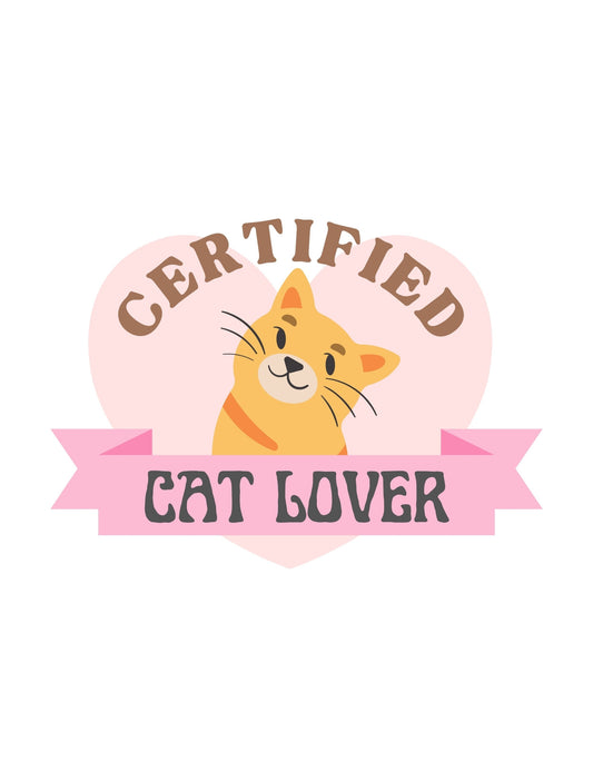 Egy mosolygó, aranyos macska látható a képen, aki egy rózsaszín szalag előtt áll, melyen a "Certified CAT LOVER" felirat olvasható. A design kellemes, barátságos atmoszférát áraszt, és tökéletes választás lehet minden cicabarát számára. 