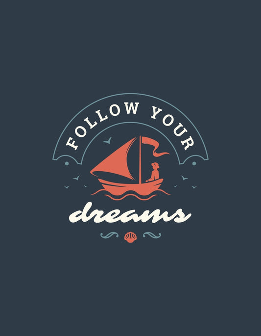 Egy bátor hajós követi álmait a tengeren egy vitorláshajón, a grafika fölött a "FOLLOW YOUR DREAMS" felirat látható egy ívelt formában. 