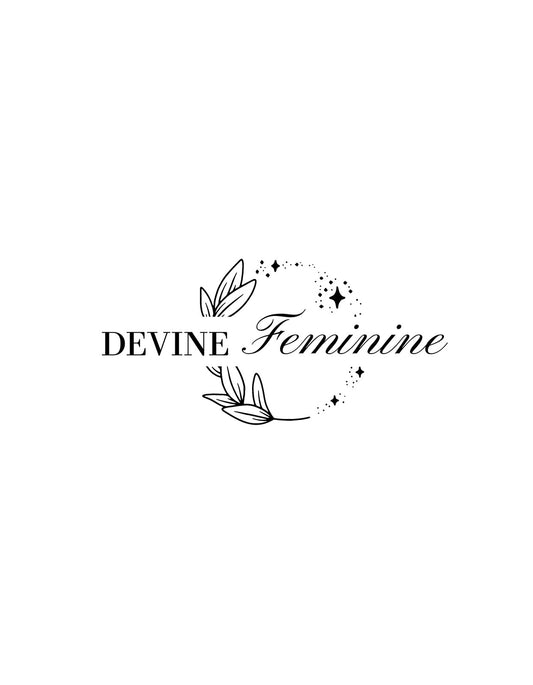 A képen egy finoman elegáns, kalligrafikus betűtípusban megjelenő "DEVINE Feminine" felirat látható, növényi motívumok és pontszerű díszítő elemek kíséretében, amely az isteni nőiesség esszenciáját sugározza. 