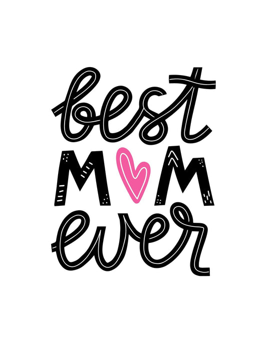A képen egy kedves és meleg szívű felirat látható, amely „best mom ever” szöveget formáz, hangsúlyosan egy szívvel a 'mom' szó közepén. 