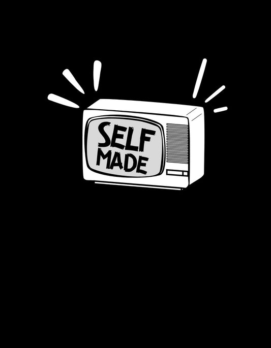 Egy régi stílusú tévékészüléket ábrázól kép, amelynek képernyőjén a "SELF MADE" felirat látható, körülötte világító hatással. 