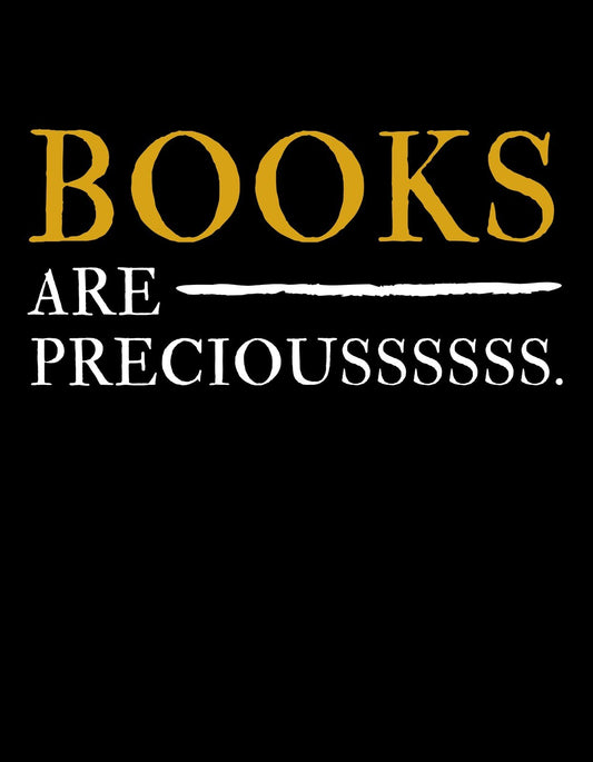A képen a "BOOKS ARE PRECIOUSSSSS." szöveg látható arany színű, elnyújtott betűtípussal, mely egy ismert irodalmi utalást tartalmaz. A hosszú "S" betűk nyúlványai kiemelik a szöveg játékosságát és egyedi karakterét. 