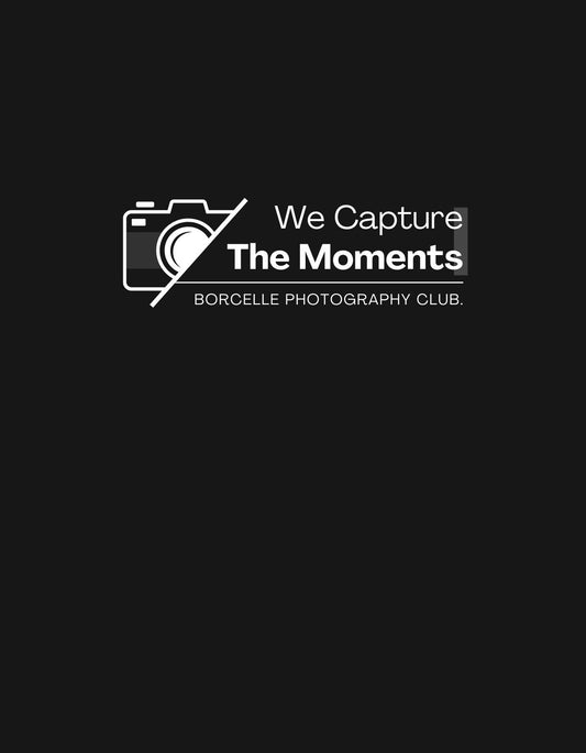 Egy letisztult dizájnnal ellátott kép, mely egy fényképezőgépet és a "We Capture The Moments - BORCELLE PHOTOGRAPHY CLUB" feliratot ábrázolja, megidézve a fényképezés művészetét és a pillanatok megörökítésének fontosságát. 