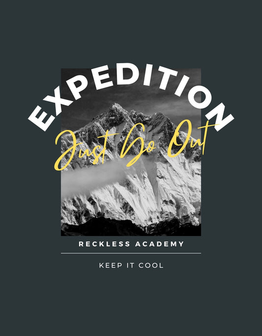Egy hatalmas hegyi tájat ölel fel ez a grafika, ahol a fekete-fehér csúcsok kiemelkednek, mindezt nyomatékosítja a merész "Expedition - Just Go Out" felirat. 