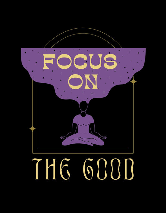 Egy meditáló sziluett látható a képen, egy békés és nyugtató éjszakai égbolt alatt, ahol az inspiráló mondat "FOCUS ON THE GOOD" olvasható. 