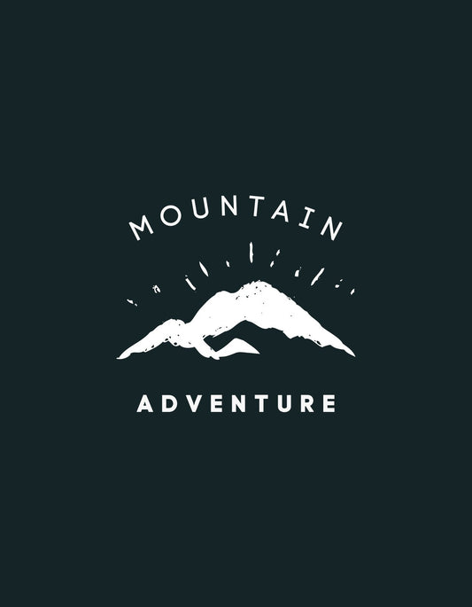 Egy letisztult hegytetőt ábrázol a kép fehér színnel sötét háttéren, "MOUNTAIN ADVENTURE" felirattal, mely a kalandvágyat és a szabad szellemiséget jeleníti meg. 