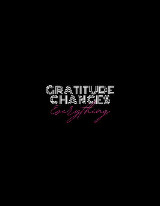 A képen egy inspiráló idézet látható „Gratitude Changes Everything” szöveggel, ami fehér és rózsaszín neon hatású betűtípussal van megjelenítve fekete háttér előtt. 