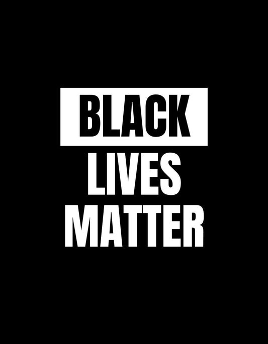 Egyszerű, mégis ütős dizájn, amely az "Black Lives Matter" feliratot helyezi középpontba fehér betűkkel egy fekete hátteren, kifejezve egy globális társadalmi mozgalom üzenetét. 