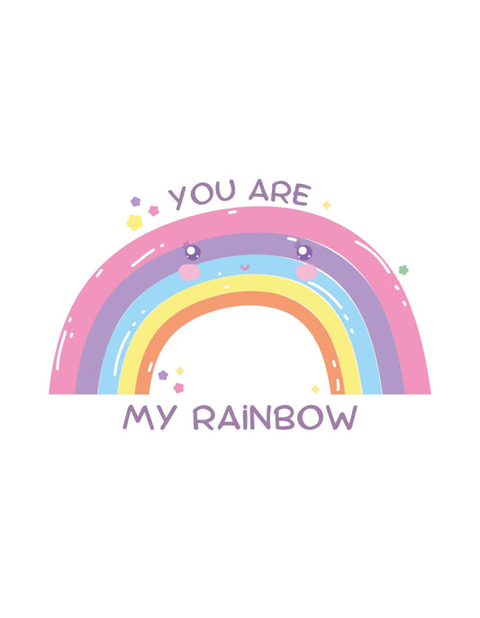 Egy mosolygós szivárvány dizájn, melyen az "You are my rainbow" felirat olvasható, jelezve, hogy a viselő személy valaki számára különleges. A színek vidámságot és pozitivitást sugároznak. 