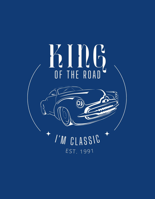 Az ábrán egy klasszikus, visszafogott vonalvezetésű autó rajza látható a "KING OF THE ROAD" és az "I'M CLASSIC EST. 1991" feliratokkal. A kép stílusos régi időket idéz, eleganciát és minőséget sugároz.