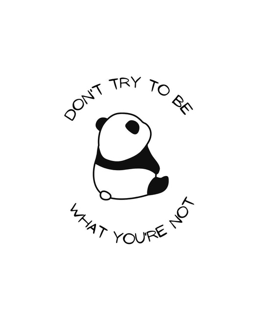 Egy aranyos panda maci látható körkörös szöveggel: "DON'T TRY TO BE WHAT YOU'RE NOT" – ami egy laza, inspiráló üzenetet közvetít. 