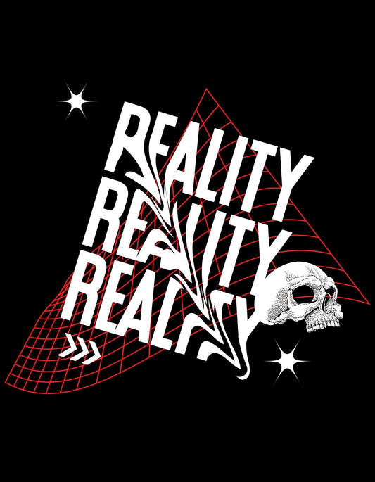 A képen egy fehér színű "REALITY" szöveg látható, széttöredezett, dinamikus betűtípussal, mely egy vörös és fekete háromszögön helyezkedik el, egy koponyával az alján. Az atmoszféra misztikus és provokatív. 