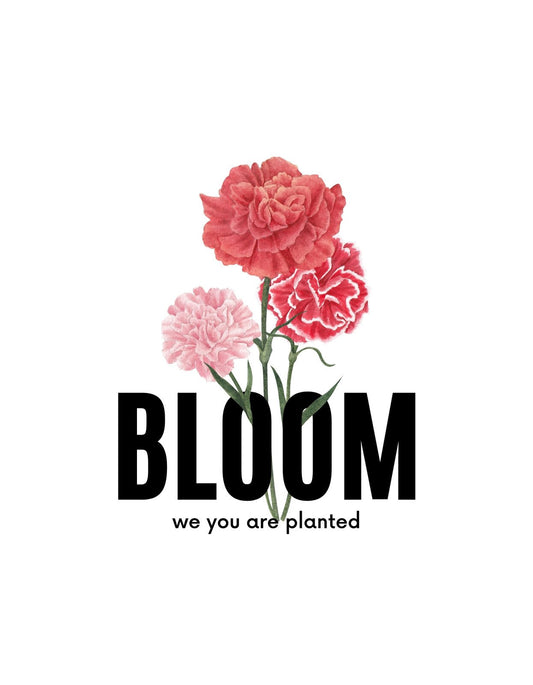 Egy vibráló, élénkpiros és halványrózsaszín virágkompozíció árasztja el ezt a tervezést, melyet a "BLOOM we you are planted" szöveg egészít ki lendületesen és inspirálóan. 