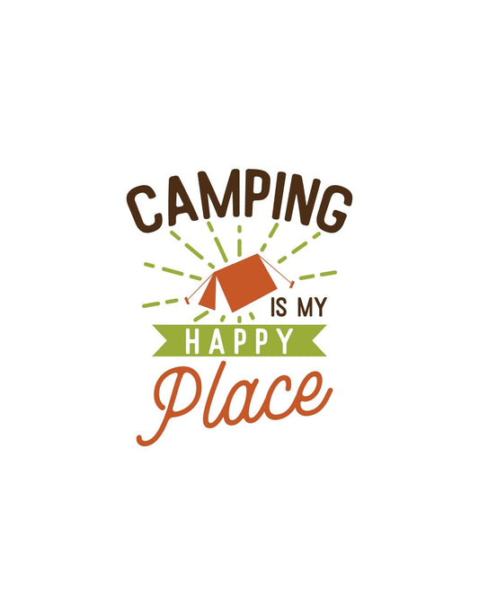 A képen egy vidám kemping hangulatú dizájn látható, "Camping is my happy place" felirattal, ami azt sugallja, hogy a viselője szeret a természetben lenni. 